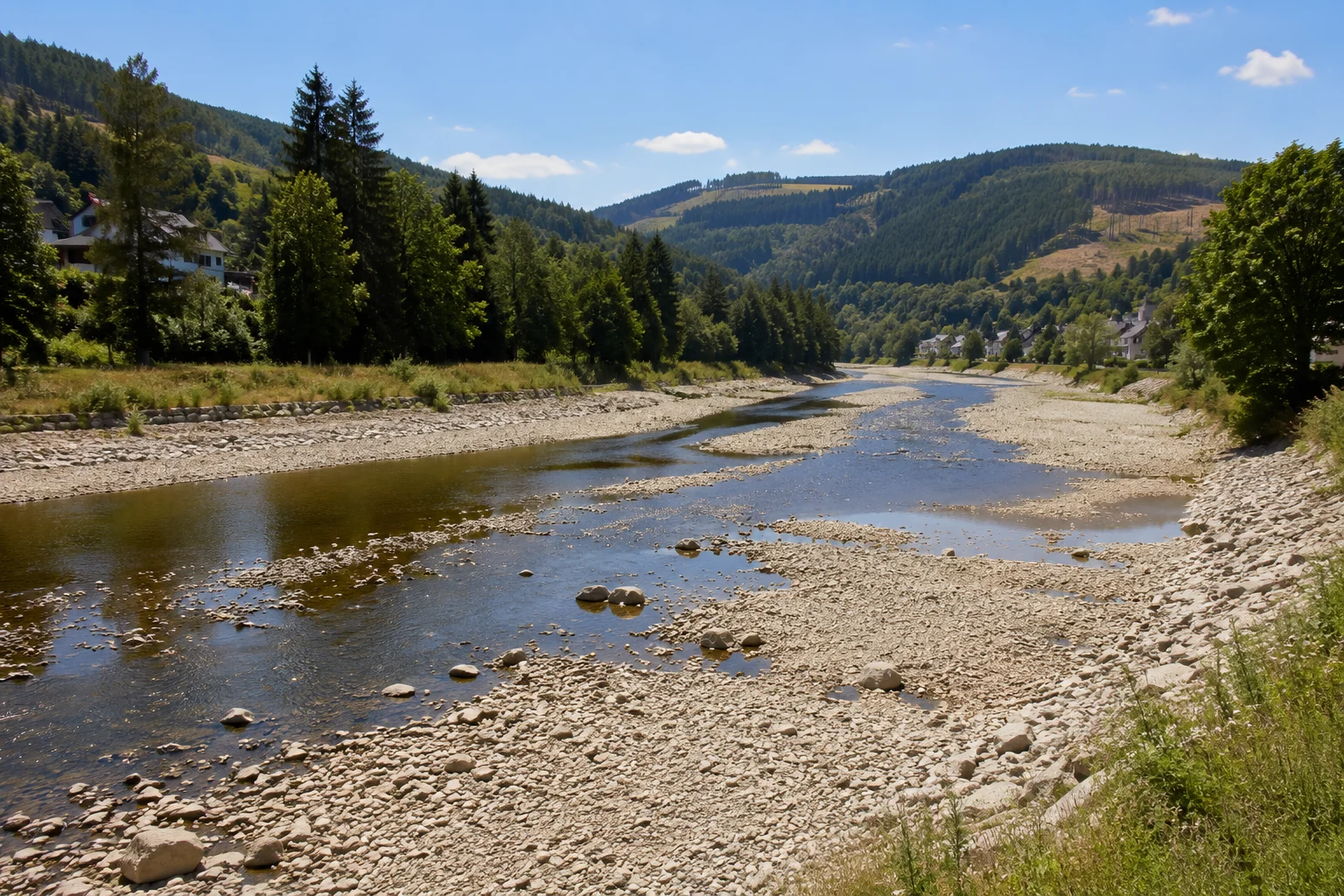 Fluss im Sauerland mit Niedrigwasser und freiliegenden Kiesbänken